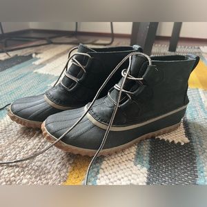 Sorel size 7 black lace up rain boot